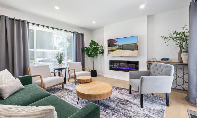 Santa Clara Casa | Upscale 3bd/2ba home w/ WiFi, AC, workspaces; 2mi to Apple & Kaiser; pets ok