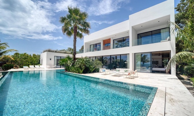 Placencia Villa | Upscale 5-bed Beachfront Villa w/ pool , pier & ocean front
