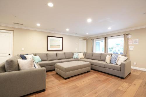 Southwest Anaheim Casa | Upscale 6 Bed, 5 Ba, New Pool W/Jacuzzi, 1/2 Mile Walk to Disney