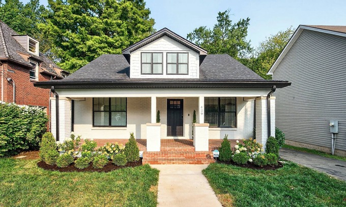 Lexington Casa | Upscale 6 Bedroom Home Near Stadium and Restaurants