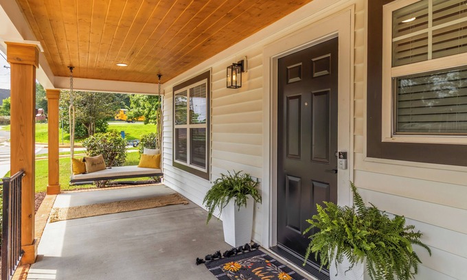 Greenville Casa | Upscale Artsy Bungalow-Walk away to Unity Park