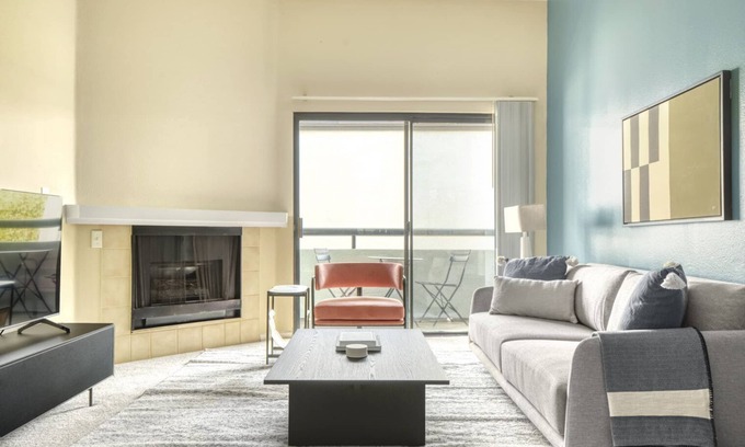 Downtown Burbank Apartamento | Upscale Burbank 2BR w/ BBQ, Gym & Pool, near TJ & WF, by Blueground