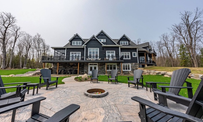 McKellar Cabaña | Upscale Cottage Escape on Lake Manitouwabing – Serenity Awaits