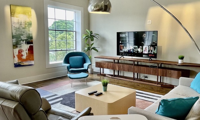 Macon Condominio | Upscale Downtown Luxury Penthouse with PARKING