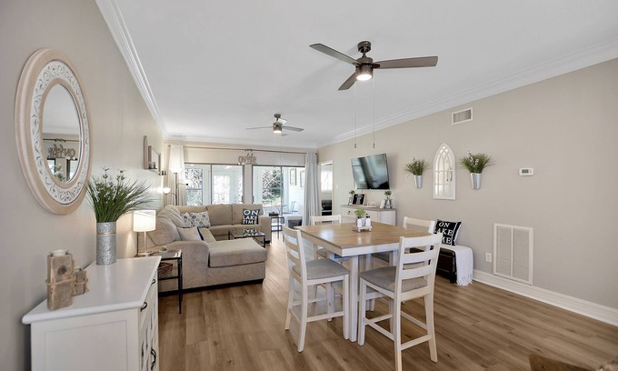 April Sound Condominio | Upscale Escape on Lake Conroe in April Sound! “On Lake Time” 3-2 on First Floor!