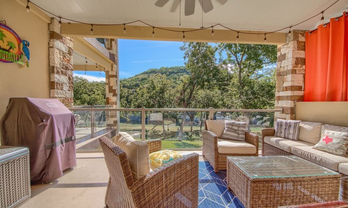 New Braunfels Condominio | Upscale, gated with a pool, direct river access! Guadalupe Riverfront!