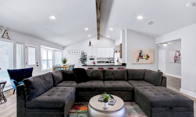 San Antonio Casa | Upscale Gem 5BR, 3B close to many attractions