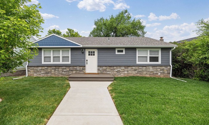 Spearfish Cabina | Upscale Inviting Property in Spearfish just 4 blocks from Main Street!