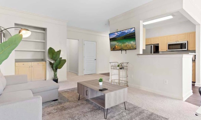 Cary Apartamento | Upscale King 2BR Suite Mins to Downtown Raleigh!