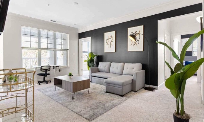 Cary Apartamento | Upscale King 2BR Suite Mins Downtown Raleigh!
