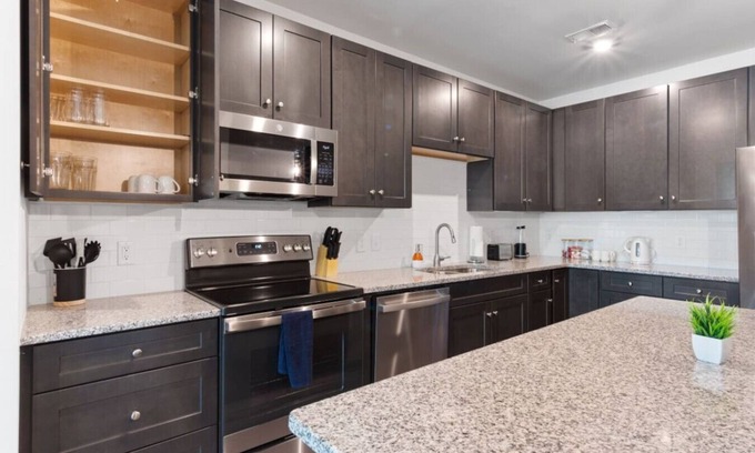 North Raleigh Apartamento | Upscale King 3 Bed Suite—in North Raleigh!