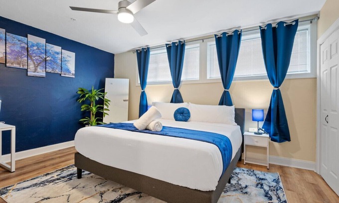East Liberty Apartamento | Upscale King Bed Suite |ADA w/Free parking!