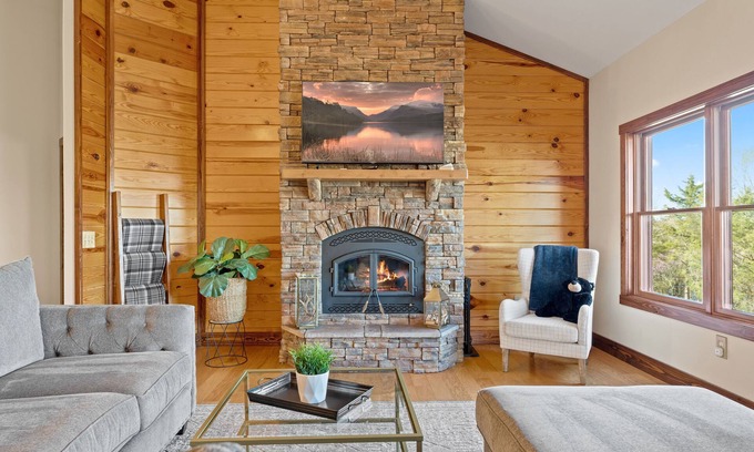 Arrow Point Cabina | Upscale Lakefront Table Rock Cabin with nearby Launch