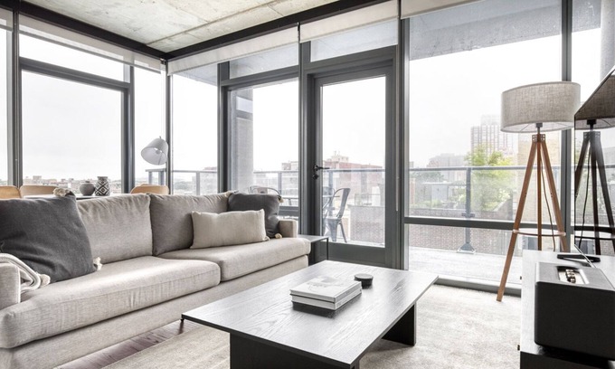 Lake View East Apartamento | Upscale Lakeview 2BR w/ Deck, Pool & Gym, nr Lincoln Park, by Blueground