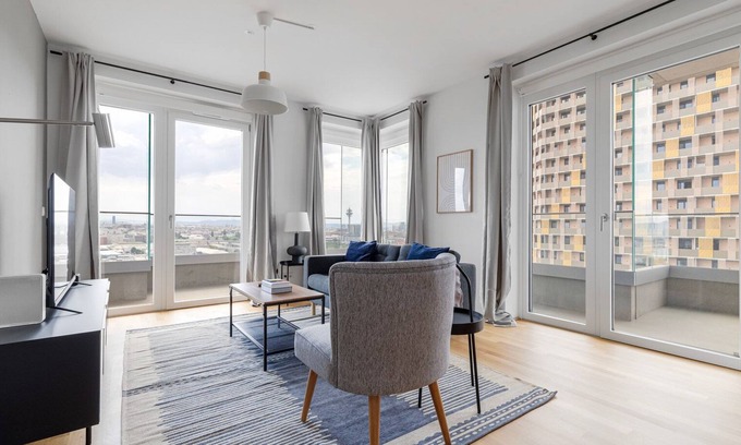 Erdberg Apartamento | Upscale Landstraße 2BR w/ Playground & Pool, nr Erdberg, by Blueground