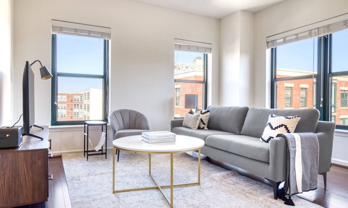 Logan Circle Apartamento | Upscale Logan Circle 2BR w/ Gym, W/D & Pool, walk to bars, by Blueground