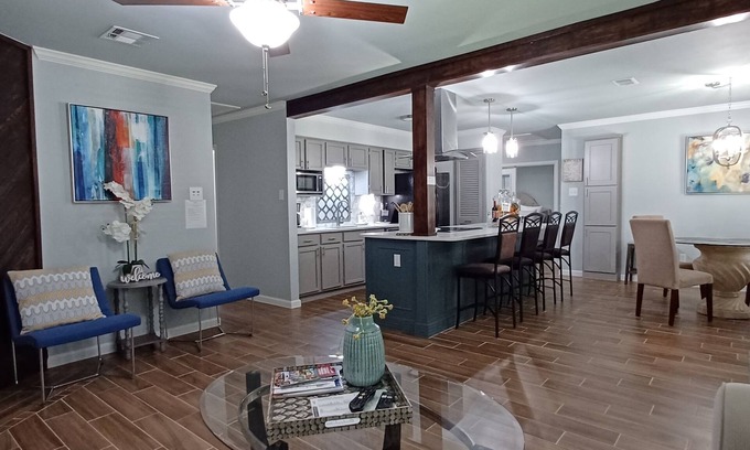 South Side Casa | Upscale, Modern Gateway