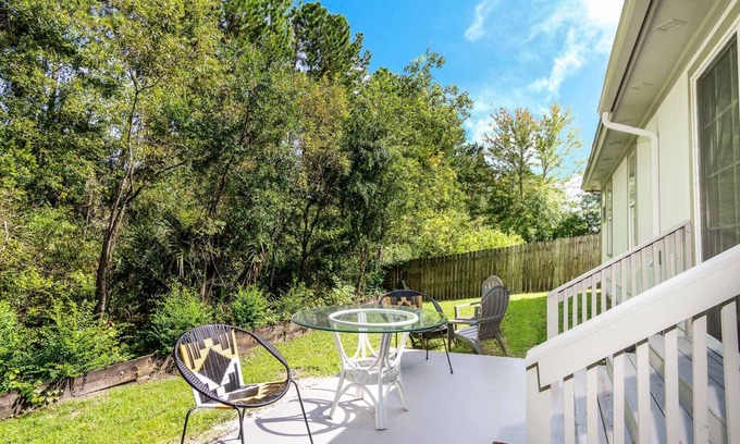 East Arlington Casa | Upscale~Modern~Pad~King~Sleeps9~Mayo~Beach~Pet