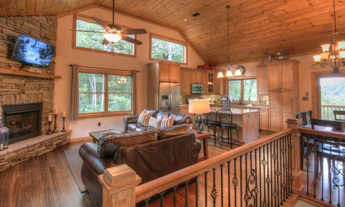 Boone Chalet De Esquí | Chalet de montaña de lujo con vistas, sala de juegos, hoguera al aire libre, cerca de Boone y Blowing Rock