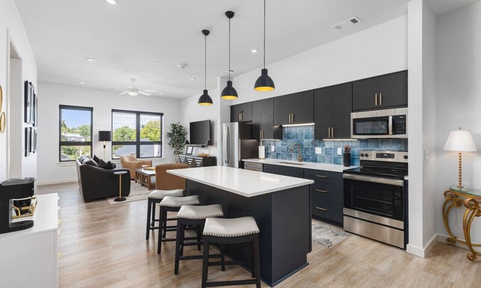 Edgehill Apartamento | Upscale Music Row Corner Unit with Pool, Patio, Rooftop with City View, & Gym