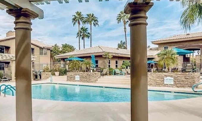 Raskin Estates Condominio | Upscale Newly Remodeled Condo in Scottsdale! Amazing Location!!
