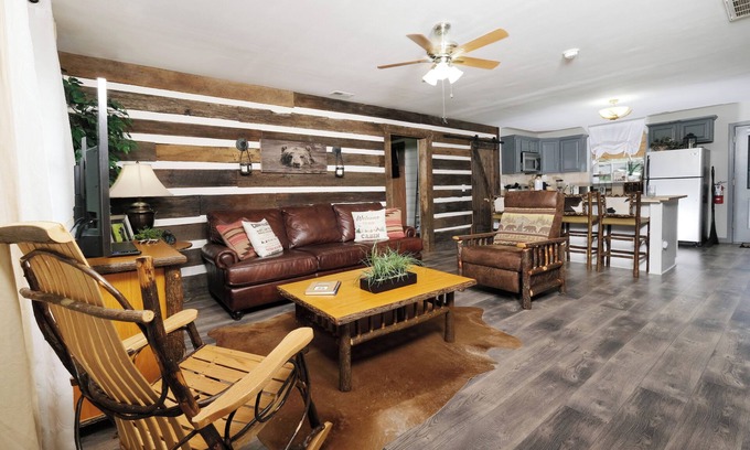 Sevierville Chalet De Esquí | Upscale, pet friendly 3BR w/ game room, fenced-in yard, and high end design!