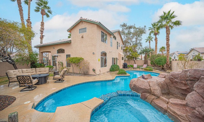 Paradise Casa | Upscale Pool Home - 5 minutes to STRIP!
