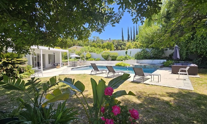 Woodland Hills Casa | RETIRE LA PISCINA PRIVADA Y JACUZZI HOME 4BR / 3BA DUERME 9 EN LAS CAMAS