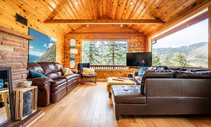 Cascade-Chipita Park Cabina | Upscale Remolded Modern Mountain Cabin l HOT TUB l Valley view l King suites