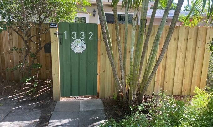 Coral Ridge Condominio | Upscale, Residential Neighborhood