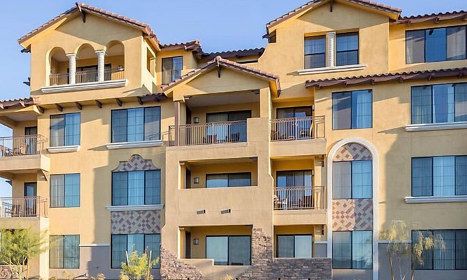 Cibola Vista Complejo | Complejo UpScale con piscina climatizada al aire libre con tobogán y bar junto a la piscina, cancha de tenis y gimnasio