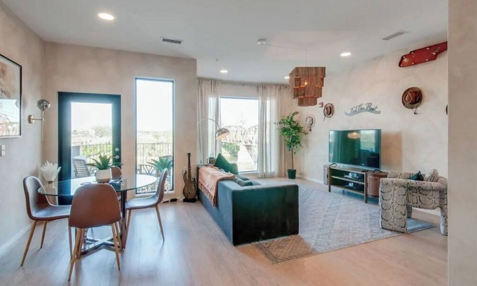 East Bank Condominio | Upscale Riverfront Condo, .7 Miles to Broadway!