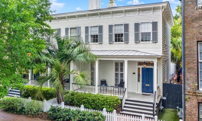 Savannah Victorian District Casa | Upscale Townhome & Carriage House in Savannah, Steps to Forsyth Park, sleeps 10