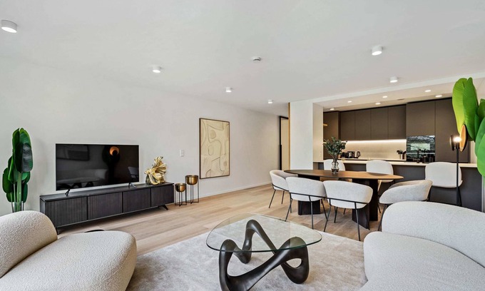 Ville Haute Apartamento | Upscale Urban Apartment Style & Comfort for Six