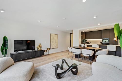Ville Haute Apartamento | Upscale Urban Apartment Style & Comfort for Six