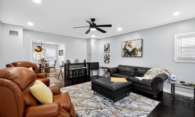 South Central Houston Casa | Upscale Urban | Near Downtown & Museum District