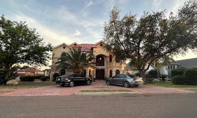 Eagle Pass Casa | Upstairs bar, palapa, 5 bedroom, king suite, Gig WiFi, great location