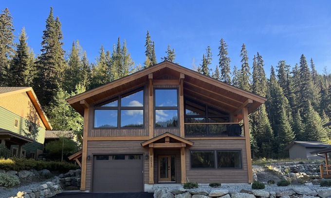 Fairways Chalet De Esquí | Upstairs half of a timber frame ski-in chalet.