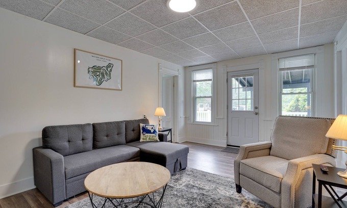 East Syracuse Apartamento | Upstate New York Vacation Rental w/ Hot Tub!