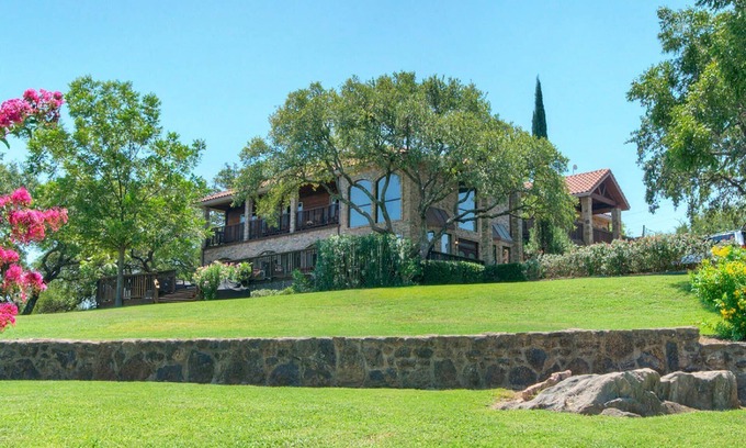 Buchanan Dam Casa | Upstay—Lakeside Retreat w Private Jetty & Hot Tub