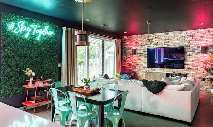 East Cesar Chavez Casa | Upstay: Luxe Pool Retreat—7 Min to Rainey St