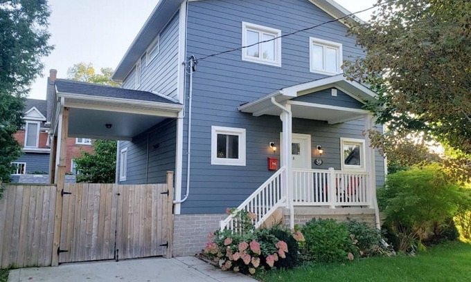 Waterloo Casa | Uptown Blue - Walk to Everything - Monthly rates!
