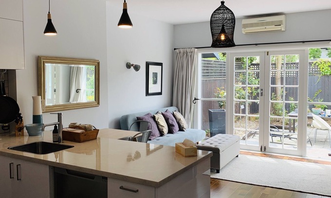 Saint Albans Cabaña | Uptown City Haven - Christchurch Townhouse
