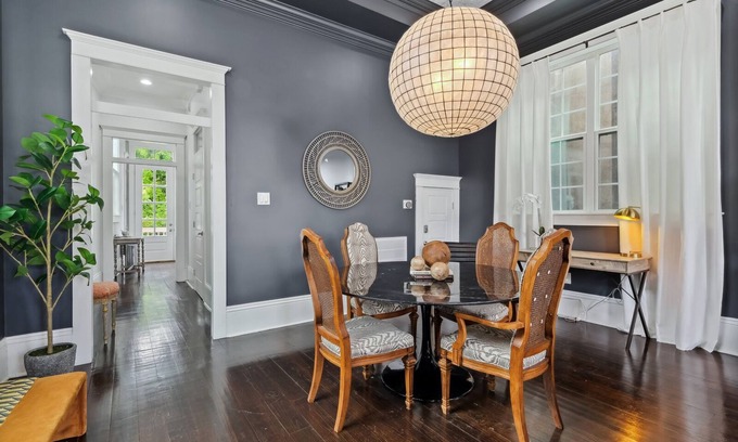 East Riverside Casa | Uptown Designer Home l 3 bedroom l 3 blocks to Magazine St