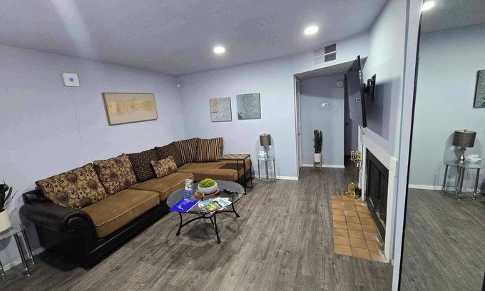 Albuquerque Apartamento | UPTOWN LOCATED!! Lovely with fireplace & Garden