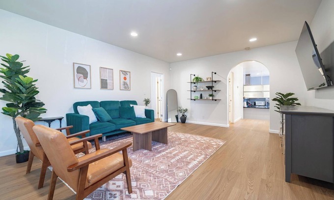Davis Tract Casa | Urban 3BR 7-mins to Oakland Airport