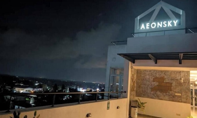 Negombo Apartamento | Urban 3BR Apt Hi-Speed Wi-Fi Roof Top Pool & Gym