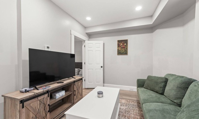 Detroit - Shoreway Casa | Urban Art Escape in Gordon Sq. W/King Size Bed