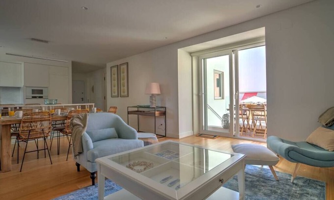 Estoril Apartamento | Moderno 2 dormitorios en Estoril, capacidad para 6 - 2 minutos a pie de playa, estacionamiento privado