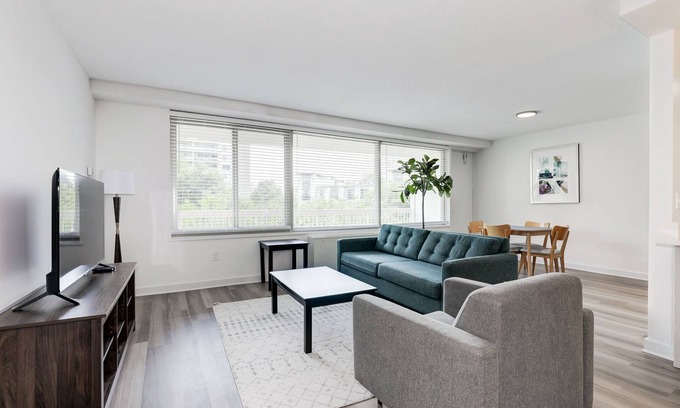 Aurora Highlands Apartamento | Urban Charm: 2BR Modern Retreat Close to Downtown